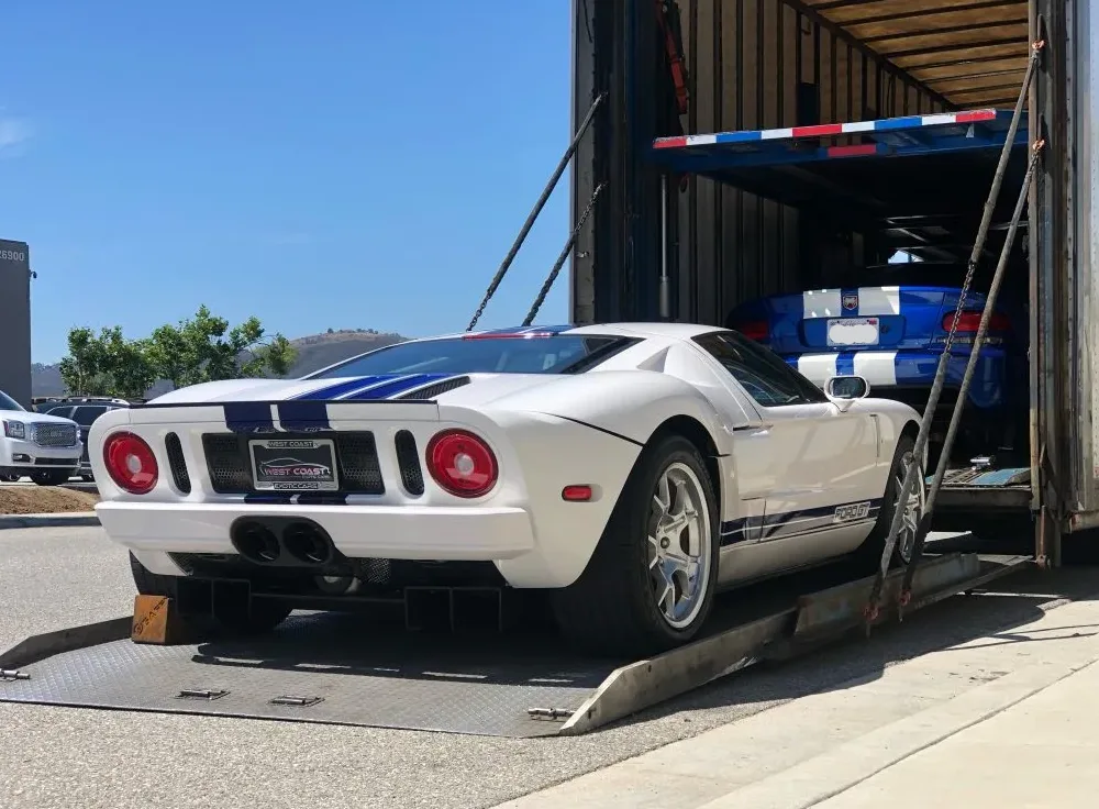 Vehicle shipping open vs enclosed transport: phoenix to la route
