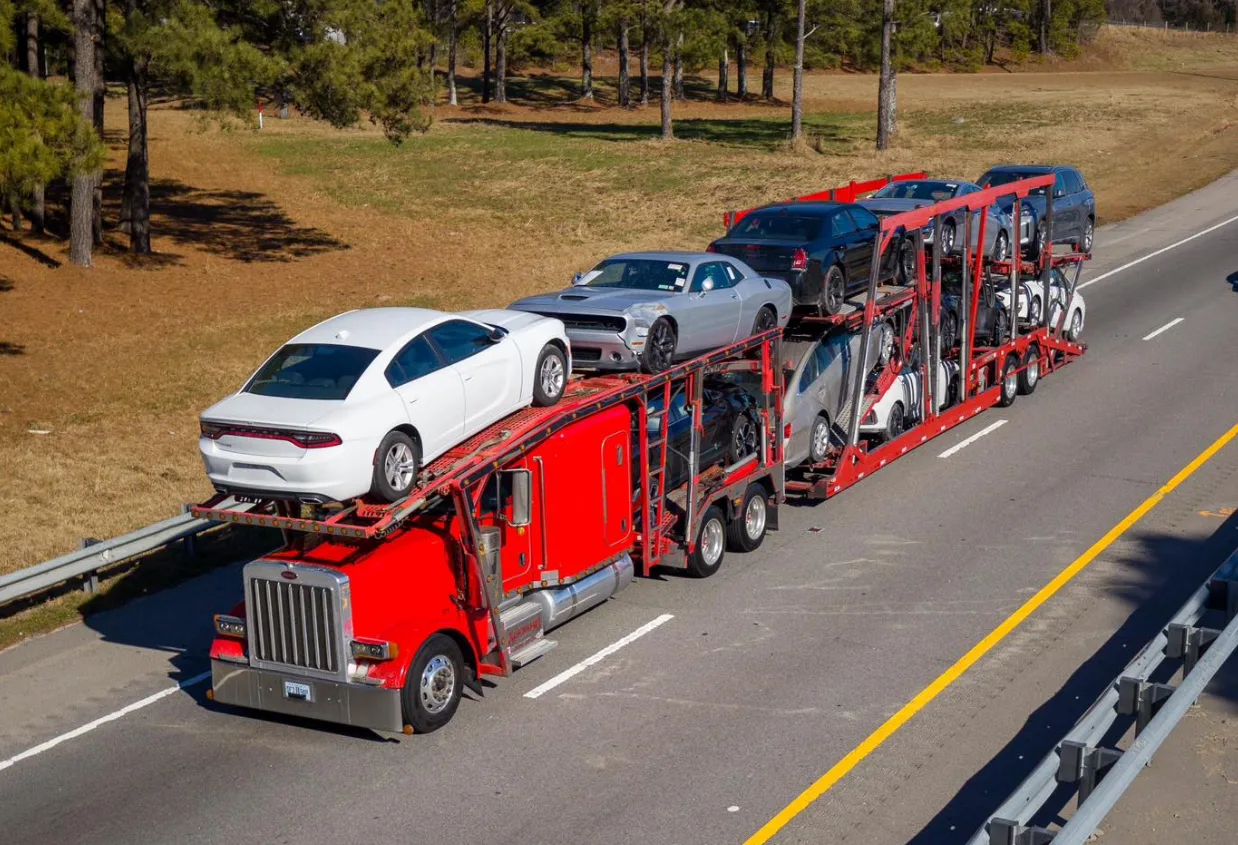 Vehicle shipping open vs enclosed transport: chicago to miami route